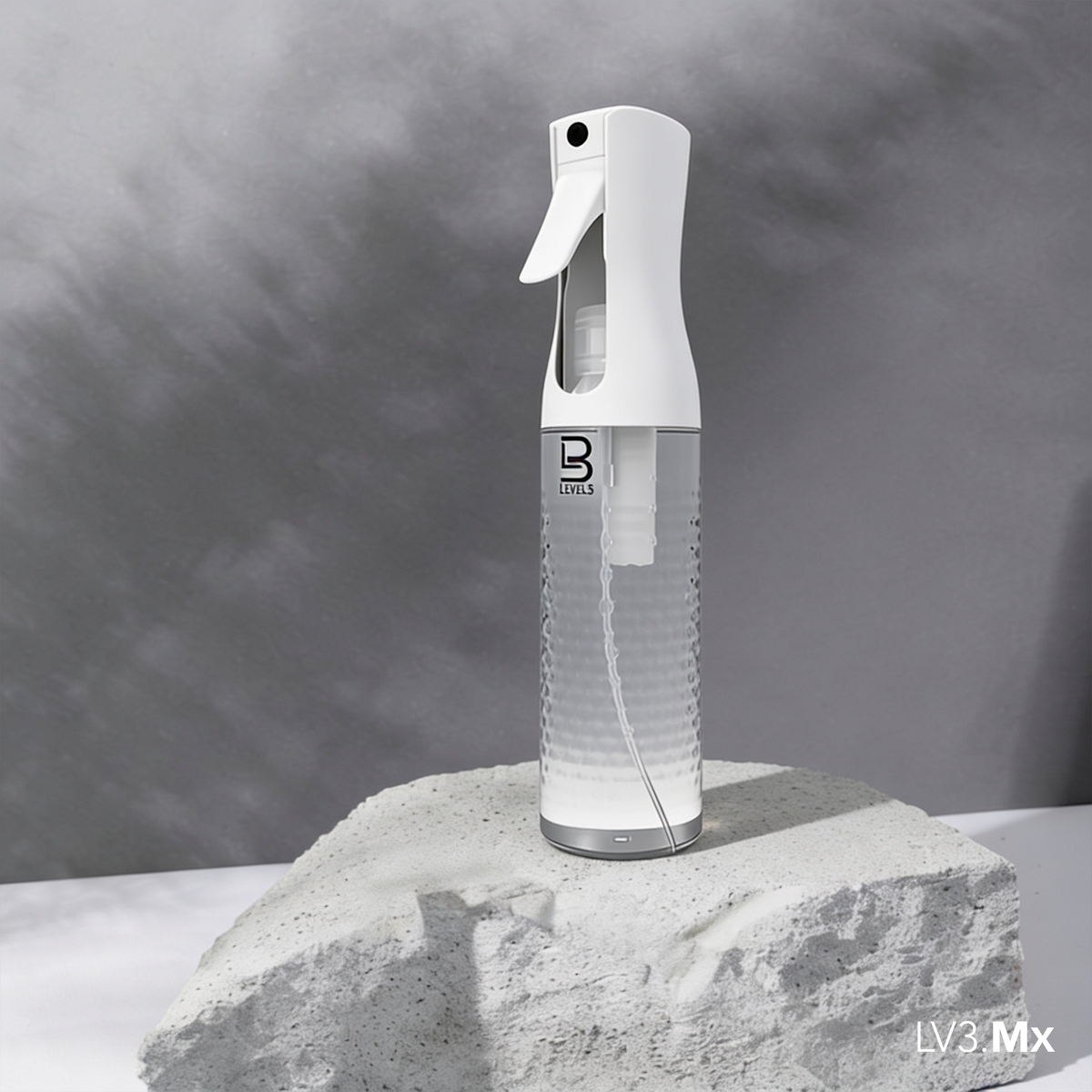 L3VEL3 BEVELED SPRAY BOTTLE WHITE/CLEAR
