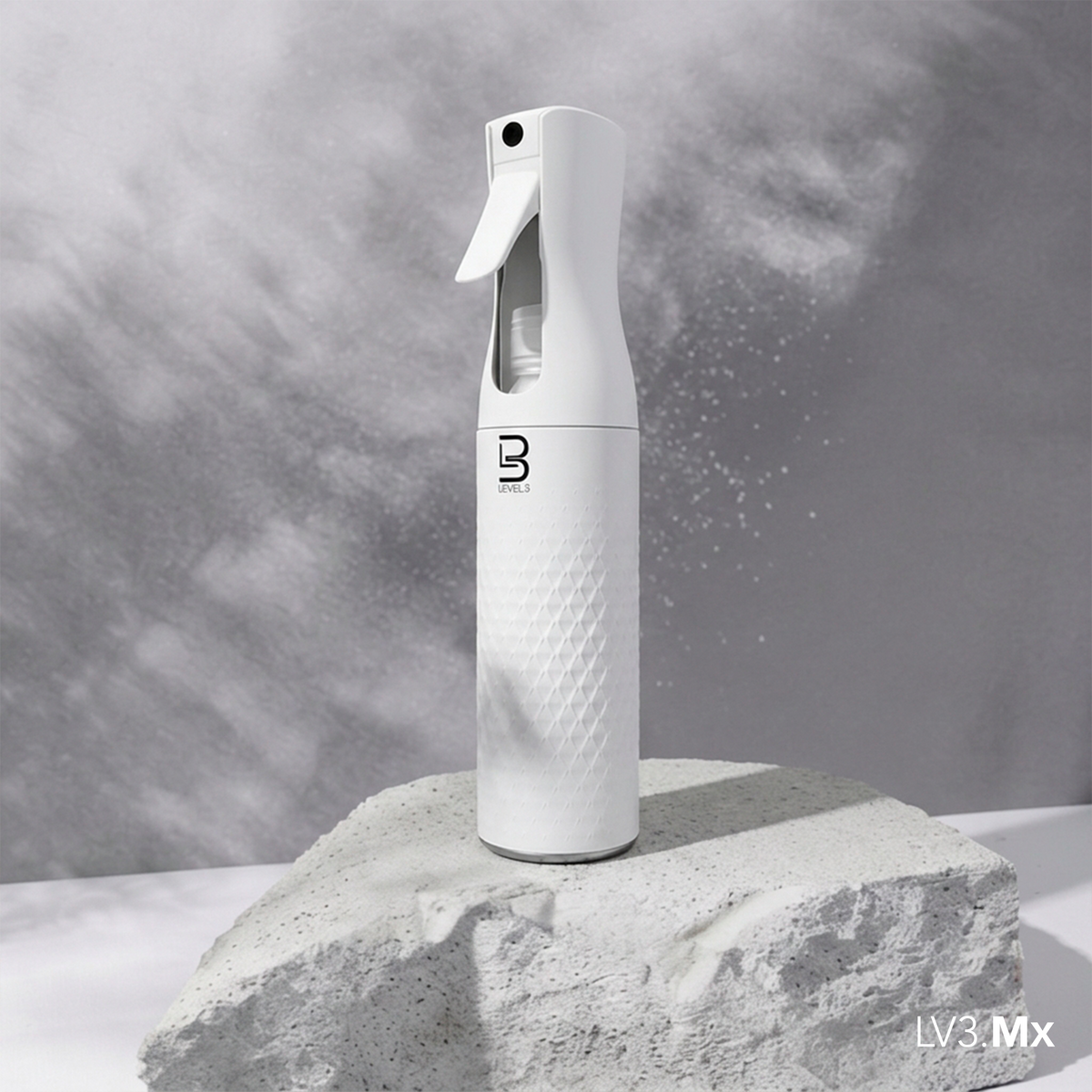 L3VEL3 BEVELED SPRAY BOTTLE WHITE