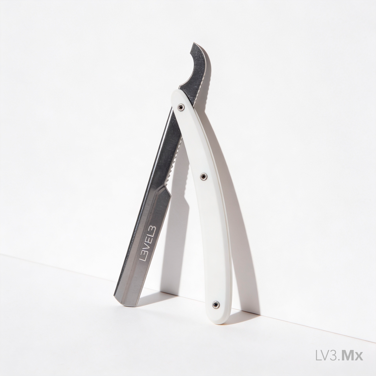 L3VEL3 WHITE TURKISH RAZOR